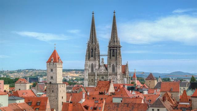 Regensburg mit Kathedrale ... gesehen vom Kirchturm der Dreieinigkeitskirche. Bescheidene 2€ kostet der Eintritt zum Turm :-))